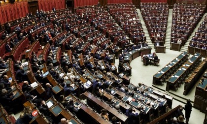 Caos alla Camera, il M5S non vota il Decreto Aiuti e ora è davvero tutti contro tutti