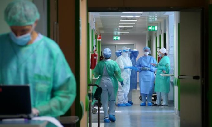 Covid, la variante BA.2.75 di Omicron spaventa: elude gli anticorpi ed è ancor più contagiosa