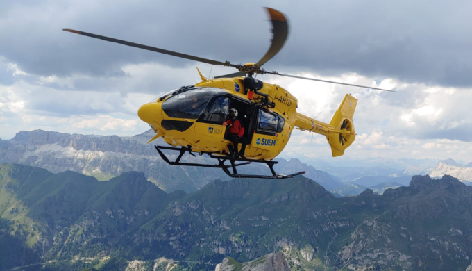Alpinisti francesi raggiungono la vetta vietata della Marmolada e restano bloccati tra i ghiacci