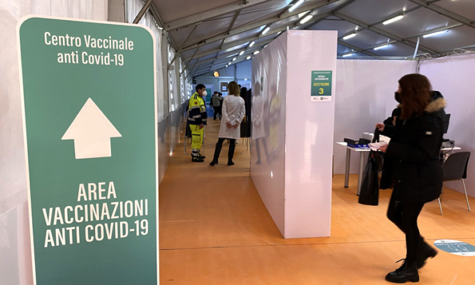 Quarta dose agli over 60, si parte già: l’elenco degli hub vaccinali in Lombardia