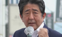 Morto l'ex premier giapponese Shinzo Abe: il video dello sparo durante il comizio elettorale