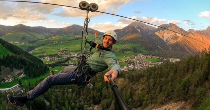 Appesi ad un filo nel vuoto: ecco dove si trova la zipline più lunga d’Europa