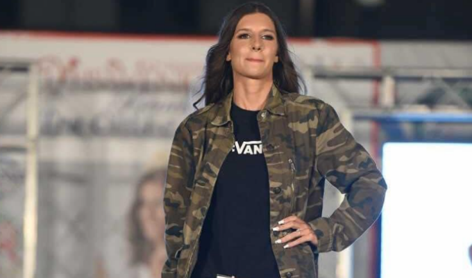 Miss sfila in passerella con gli abiti di quando l’hanno molestata