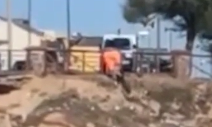 Il video dello spazzino che spinge i rifiuti in mare anziché raccoglierli