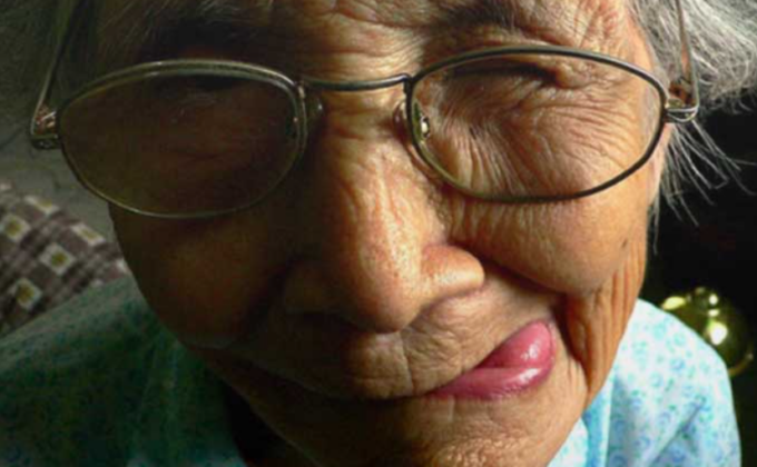 Nonna ubriaca si accascia in mezzo alla strada: insieme a lei c’era il nipote di 10 anni