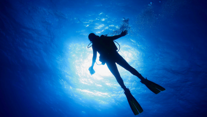 Sub 60enne disperso in mare per ore e recuperato (vivo) da un peschereccio