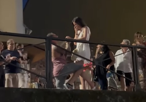 La proposta di matrimonio più romantica di Milano, sassofonista sul Naviglio fa commuovere tutti