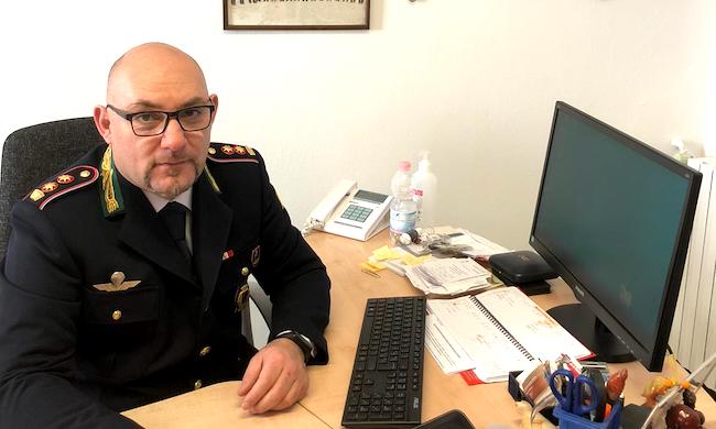 Comandante dei vigili fece mettere droga nell’auto della collega: chiesti 7 anni