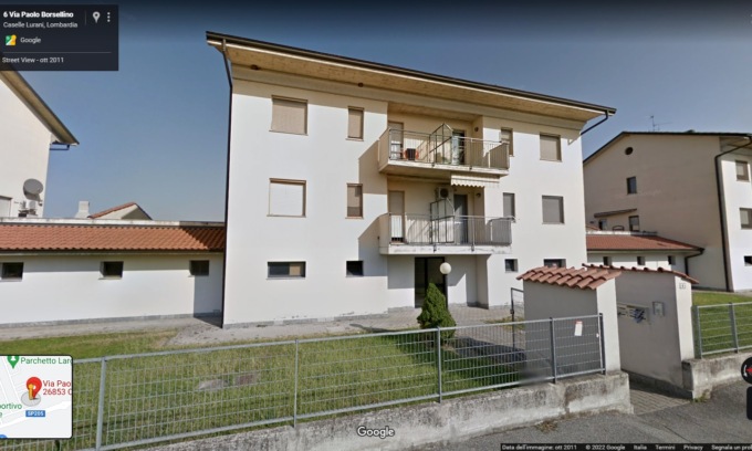 Omicidio shock, uomo accoltellato alla gola: caccia a un coinquilino