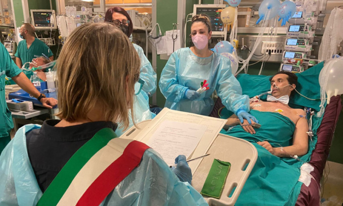 Si sposa in fin di vita in un letto d’ospedale, ma all’ultimo arriva un cuore nuovo