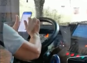 Pazzesco, smanetta con lo smartphone mentre guida il bus pieno di passeggeri