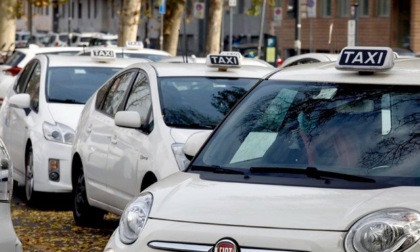Perché anche oggi i taxi sono fermi nelle grandi città: secondo giorno di mobilitazione