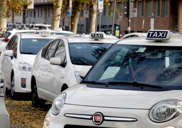 Perché anche oggi i taxi sono fermi nelle grandi città: secondo giorno di mobilitazione