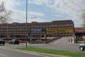 Cede la ringhiera della finestra, bambina di 4 anni precipita nel vuoto: è grave