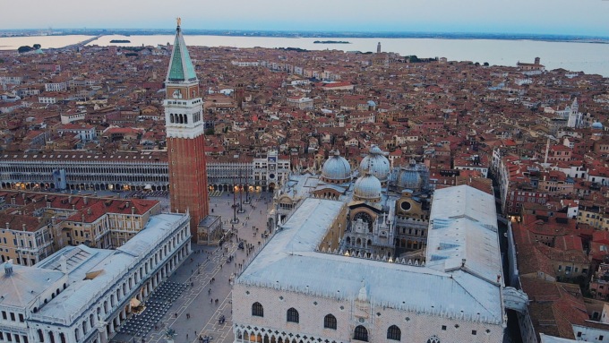 Venezia, guerra ai turisti mordi e fuggi: da gennaio si entra a pagamento