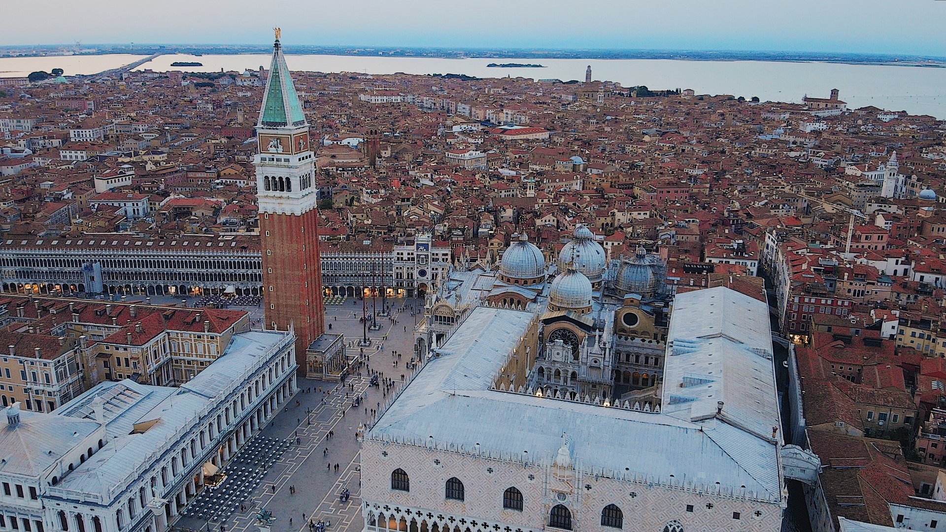 Venezia, guerra ai turisti mordi e fuggi da gennaio si entra a pagamento