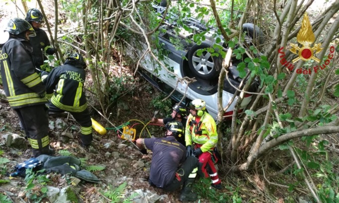 Si sgancia il freno a mano e l’auto finisce in una scarpata: 81enne sbalzata fuori, schiacciata e uccisa