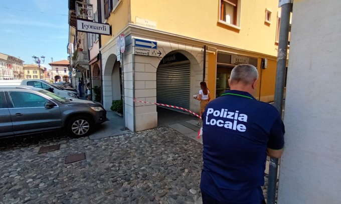 Pulisce la pistola e parte un colpo: muore commerciante 61enne