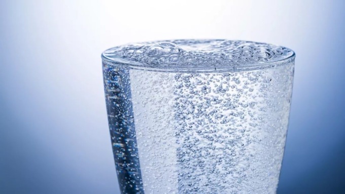 Stop acqua minerale gassata perché manca l’anidride carbonica: la Co2 può arrivare dagli allevamenti animali