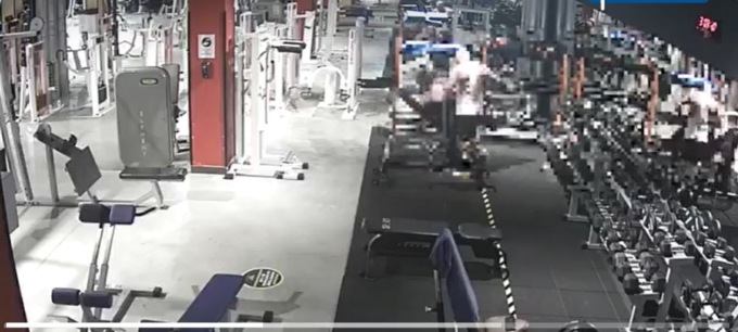 Aggressione shock, ragazza picchiata con calci e pugni in palestra
