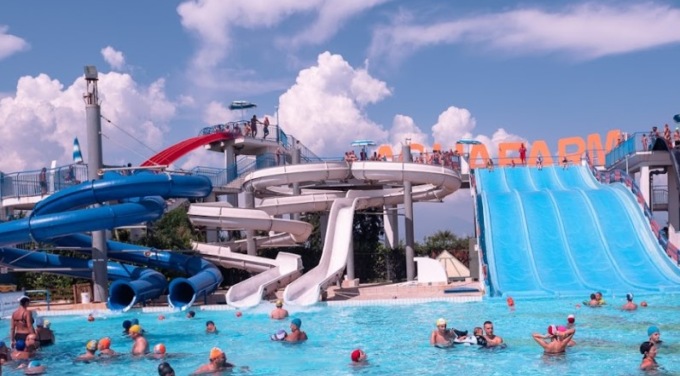 Tragedia al parco acquatico, 12enne muore dopo il tuffo da uno scivolo