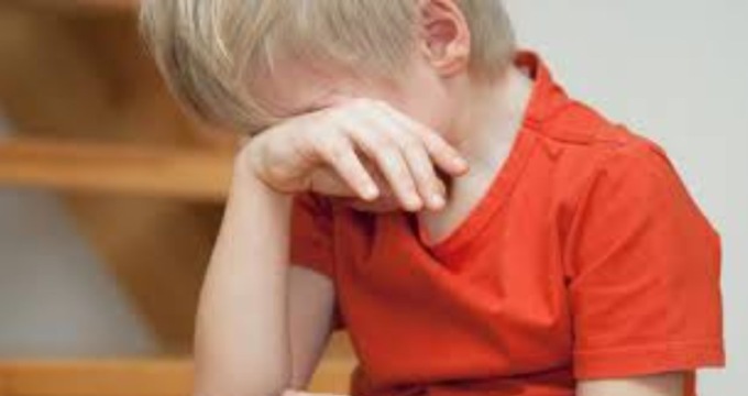 Lasciano il figlio di 5 anni solo a casa: ritrovato che cammina scalzo sulla Provinciale