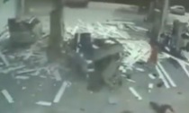 Mentre fa benzina, l'auto esplode: il video impressionante
