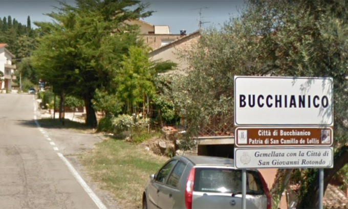 Uccide il nonno con una sedia e un aspirapolvere perché gli aveva detto di metter giù il telefonino