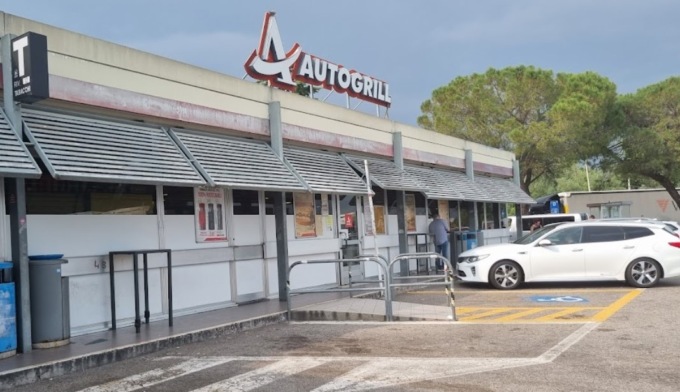 Sedicenne abbandonato dalla famiglia in autogrill: a farsene carico ora è il Comune