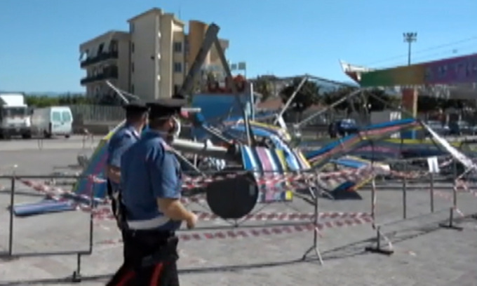 Dieci ragazzi schiacciati da una giostra collassata al luna park