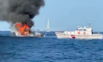 Il video dello yacht in fiamme che cola a picco in Riviera