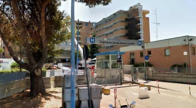 Bimba di due mesi (positiva alla cocaina) chiusa in auto sotto il sole, i genitori fuori a litigare