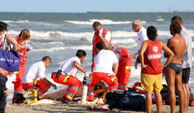 Si butta in mare per salvare i figli e annega con il più piccolo di 6 anni
