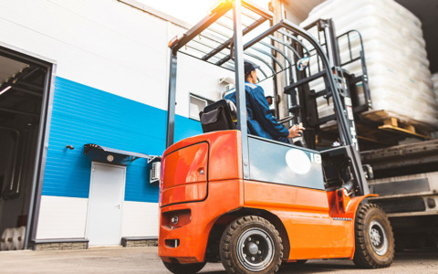 Muletto elettrico anche all’aperto? Cosa cambia tra piazzali, rampe e pavimenti irregolari