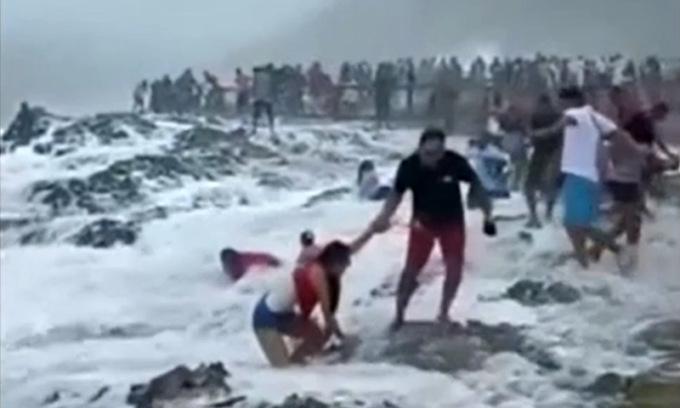 No, questo video non riprende la turista argentina risucchiata da un’onda in Costiera Amalfitana