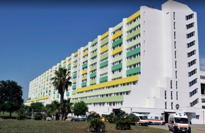 Il figlio di sei anni beve per sbaglio candeggina, la mamma pensa sia morto e si butta dalla finestra