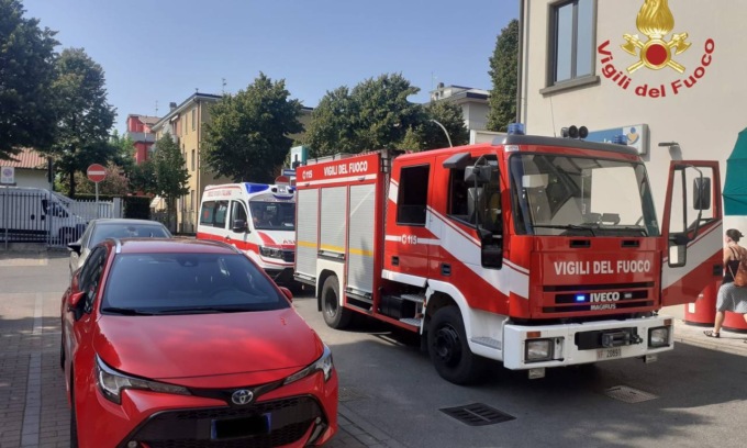 Neonato di 5 giorni intrappolato in auto sotto il sole, salvato dai Vigili del fuoco
