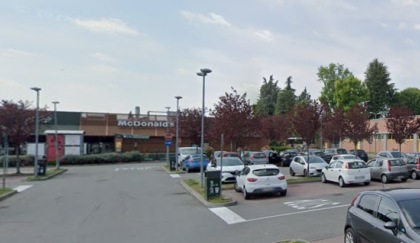 Fa pipì nel parcheggio alle 4 di notte: 5.000 euro di multa