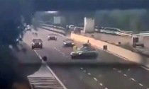 Il video dell'auto contro la volante della Polizia di traverso in autostrada: agente miracolato