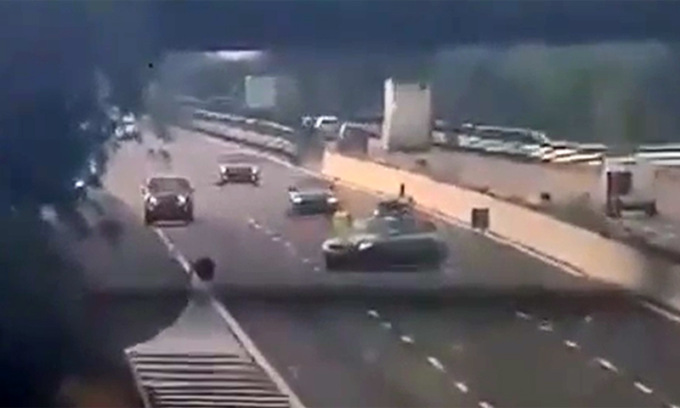 Il video dell’auto contro la volante della Polizia di traverso in autostrada: agente miracolato
