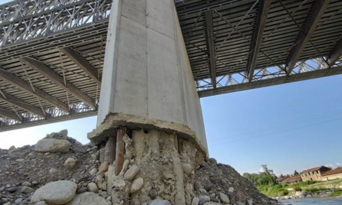 Le immagini del ponte crollato, ricostruito e già “malconcio” in Piemonte