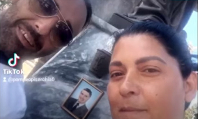 Portano il figlio in pellegrinaggio a omaggiare le tombe di Provenzano e Riina