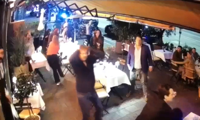 L’incredibile rapina dell’orologio al tavolo del ristorante