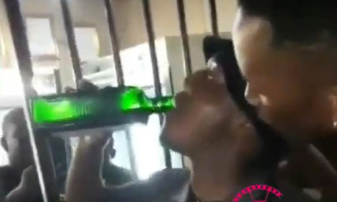 Beve una bottiglia di Jägermeister in un minuto e muore