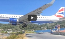 Aeroporto greco con atterraggio shock: lo spostamento d'aria la fa cadere, grave una turista