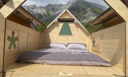 Sui monti di Bergamo la capanna di legno per passare una notte sotto le stelle