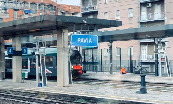 Attraversa i binari per saltare il sottopasso: gamba amputata a un 15enne