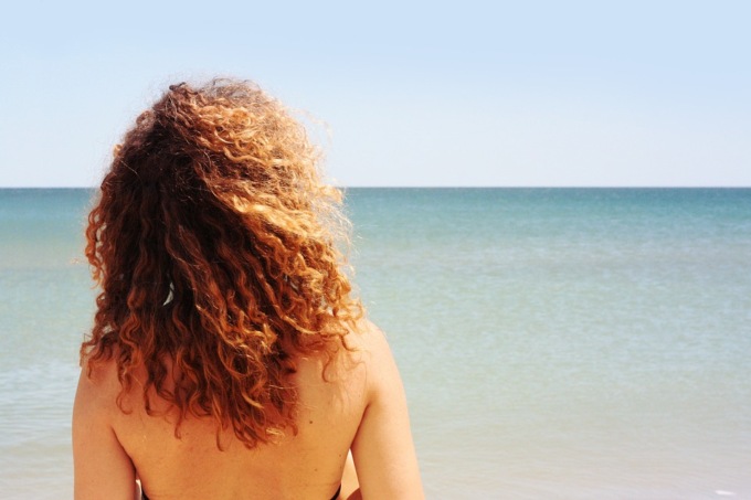 Sole e saldedine su pelle e capelli, come comportarsi?