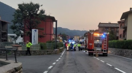 Per evitare di investire due pedoni cade dalla moto: muore travolto da un’auto