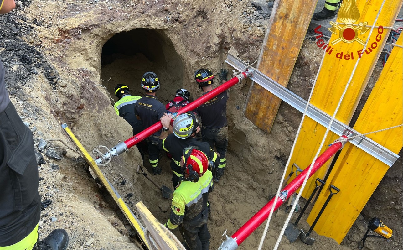 Scavano un tunnel per derubare una banca, ma restano incastrati sotto terra: salvati dai pompieri